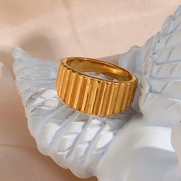 New 18K Gold Vertical Stripes Ring, cute Ring, shiny Ring. - Picture 2 of 7